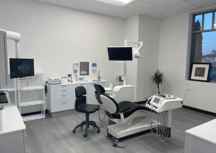 Distinctive Dental Implants, April Tressler, DDS/AFAAID