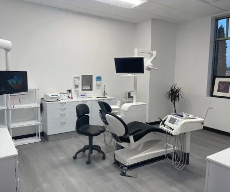Distinctive Dental Implants, April Tressler, DDS/AFAAID