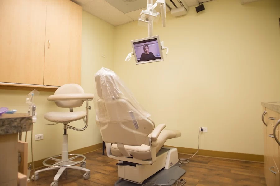 Forever Dental - Archer Avenue Picture 1