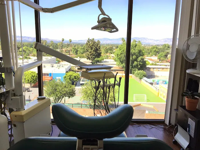 Encino Aesthetic Dental Group / A Dental Emergency Office Picture 4