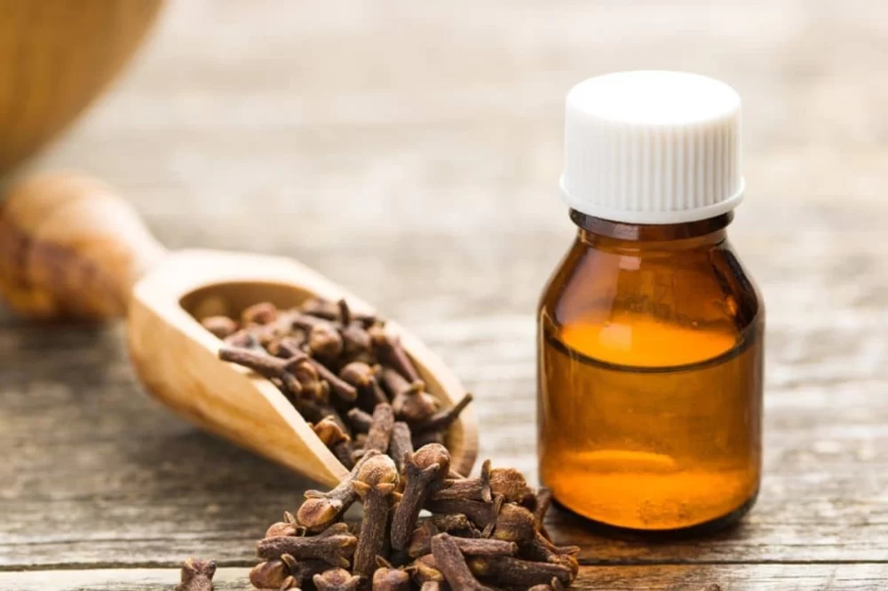 How to Relieve Tooth Pain with Clove Oil: A Natural and Effective Solution