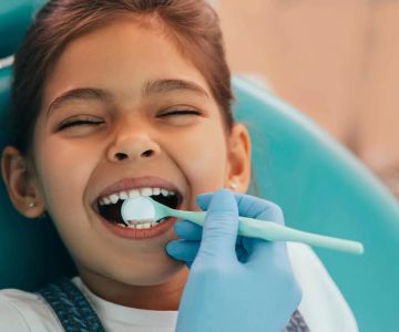 Essential Oral Hygiene Tips for Elderly with Dentures to Maintain Healthy Smiles